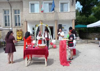 Белгийци се врекоха във вярност с традиционна българска сватба в село Търхово