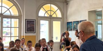 Деца от Севлиево твориха със световноизвестния художник Николай Панайотов