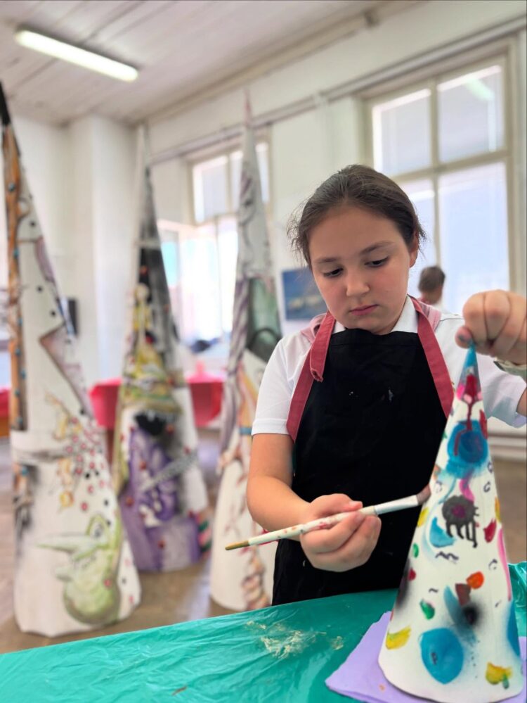 Деца от Севлиево твориха със световноизвестния художник Николай Панайотов