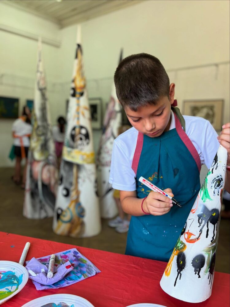 Деца от Севлиево твориха със световноизвестния художник Николай Панайотов