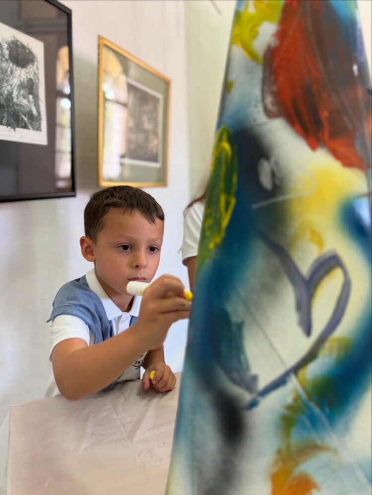 Деца от Севлиево твориха със световноизвестния художник Николай Панайотов