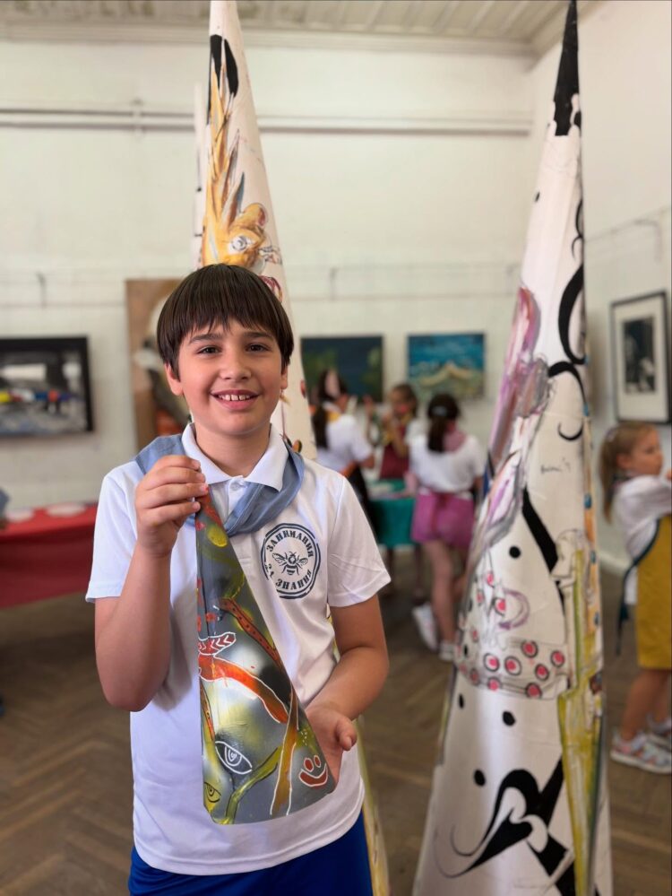 Деца от Севлиево твориха със световноизвестния художник Николай Панайотов