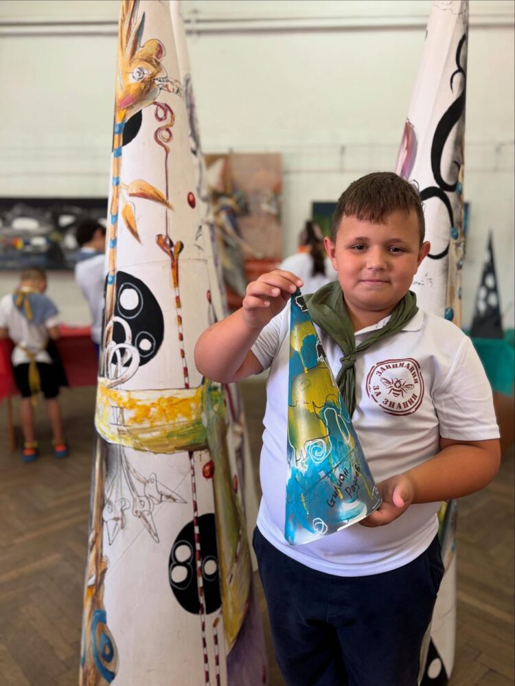 Деца от Севлиево твориха със световноизвестния художник Николай Панайотов