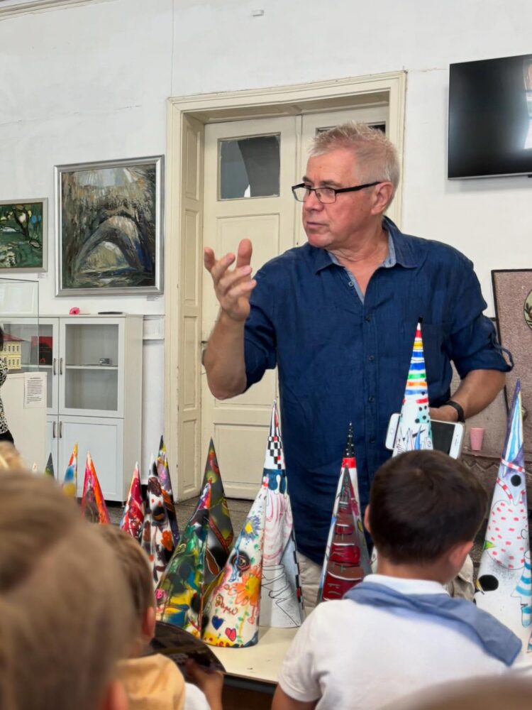 Деца от Севлиево твориха със световноизвестния художник Николай Панайотов