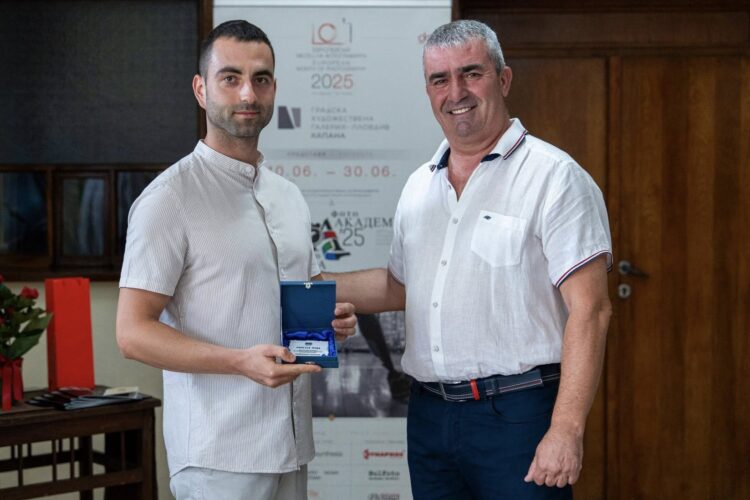 “Фото Академика 2025” отличи Божидар Генков, почетен приз връчи председателят на Читалището