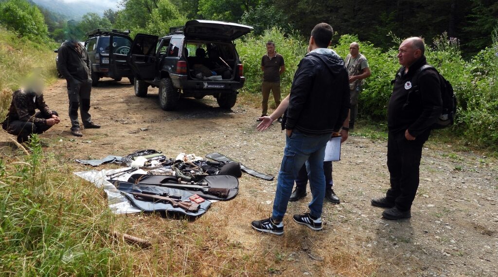 Заловиха бракониери с ловни оръжия край границата на Национален парк “Централен Балкан”