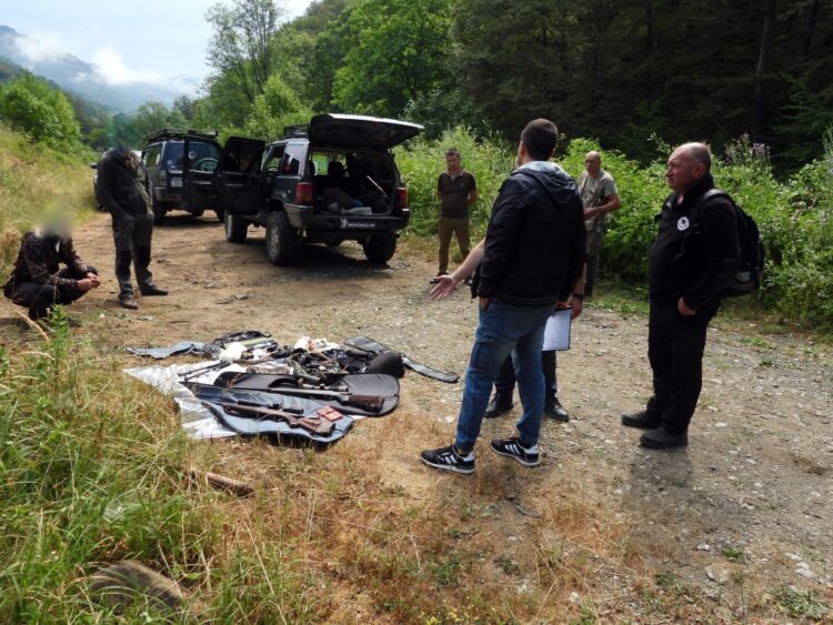 Заловиха бракониери с ловни оръжия край границата на Национален парк “Централен Балкан”