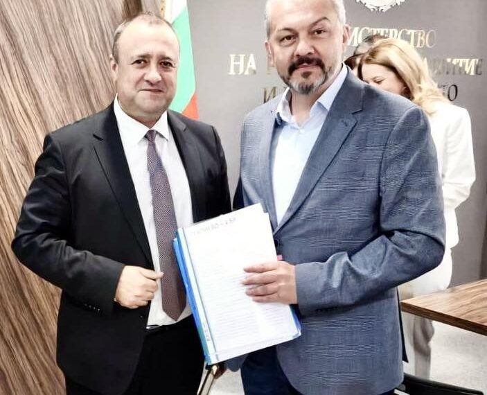 Д-р Иванов подписа 4 договора за ремонти на улици и пътища на стойност над 12 млн. лв.