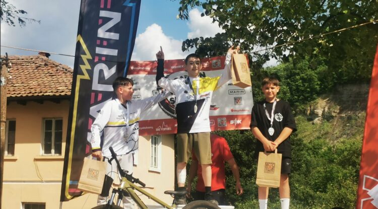 “Летящ” колоездачен екип с тайна мисия