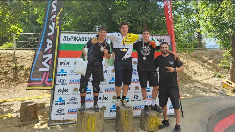 “Летящ” колоездачен екип с тайна мисия