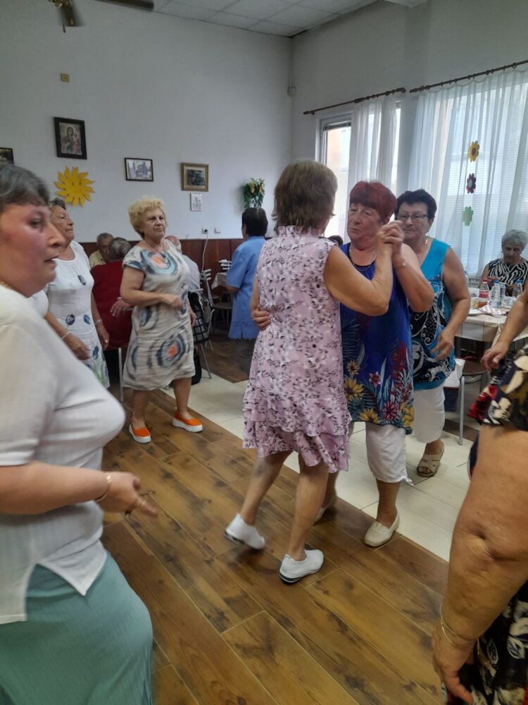 Празнична вечер в ПК  “Васил Левски” събра рожденици, юбиляри и приятели