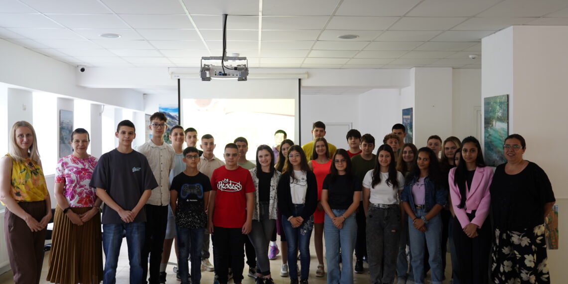 Открит урок по английски език в ПГМЕТ се превърна в телевизионно шоу с послание