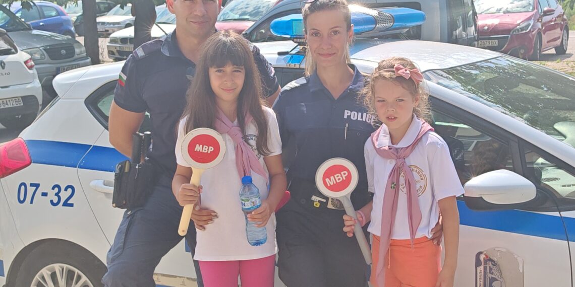 Малчугани се запознаха с професията на полицаите