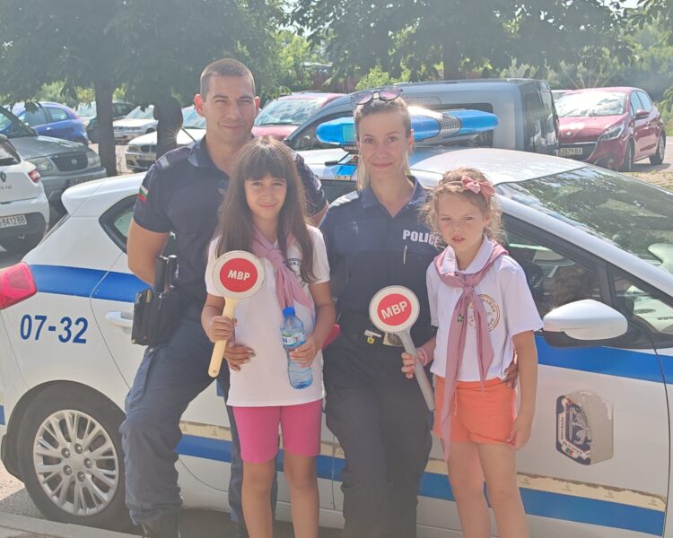 Малчугани се запознаха с професията на полицаите