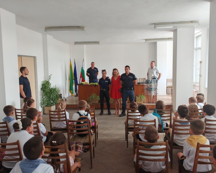 Малчугани се запознаха с професията на полицаите