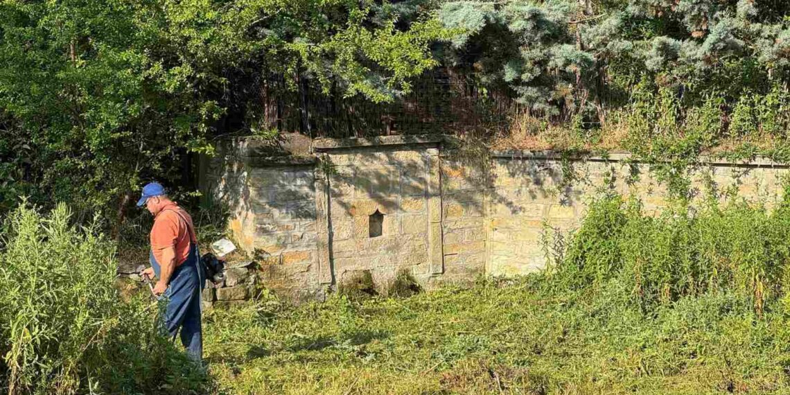 С доброволен труд жителите на с.Буря почистиха най-старата чешма в селото