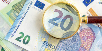 Как да разпознаем фалшивите евро банкноти: съвети в навечерието на приемането на еврото в България