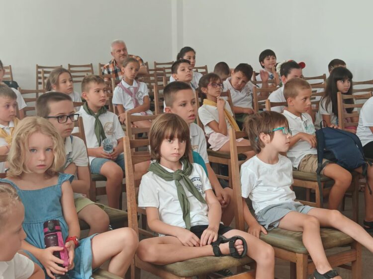 Малчугани се запознаха с професията на полицаите