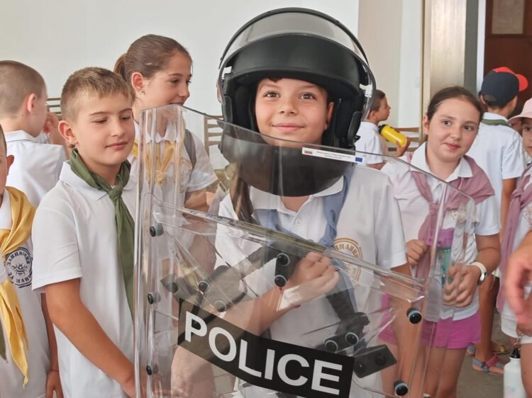 Малчугани се запознаха с професията на полицаите