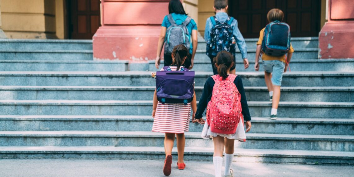Държавна помощ от 300 лв. за училище: Как да я получите преди срока