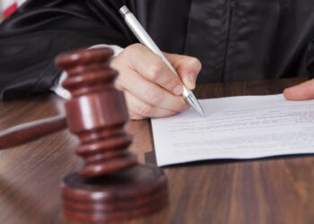 Млад мъж опитал да убие бившия приятел на майка си