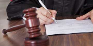 Млад мъж опитал да убие бившия приятел на майка си