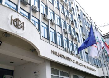 Работещите в област Габрово вече получават средно по 2008 лева на месец