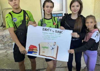 Таекуондисти продават книги, събират пари за Световното