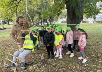 Децата от ДГ “Пролет” откриха тайните на гората в урок по горска педагогика