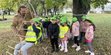 Децата от ДГ “Пролет” откриха тайните на гората в урок по горска педагогика