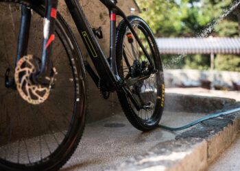 Хулигани хвърлиха в реката колелото на възрастен мъж