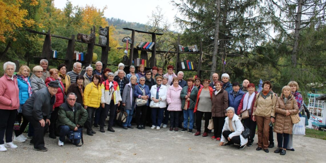 Туристите-ветерани от ПК “В.Левски” по пътеките на историческото наследство на с. Арбанаси