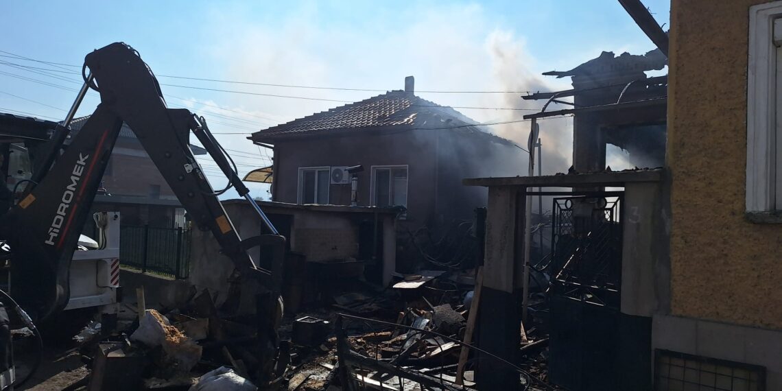 Пожар на ул. “Младост” в Севлиево остави без дом възрастен мъж