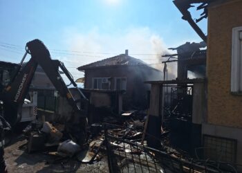 Пожар на ул. “Младост” в Севлиево остави без дом възрастен мъж