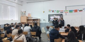 Ученици с ученици говорят за ранните бракове