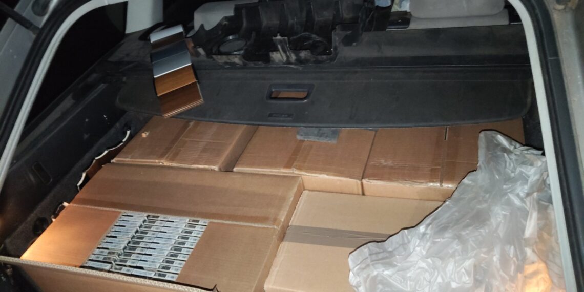 2500 кутии с незаконни цигари намериха в багажник на кола