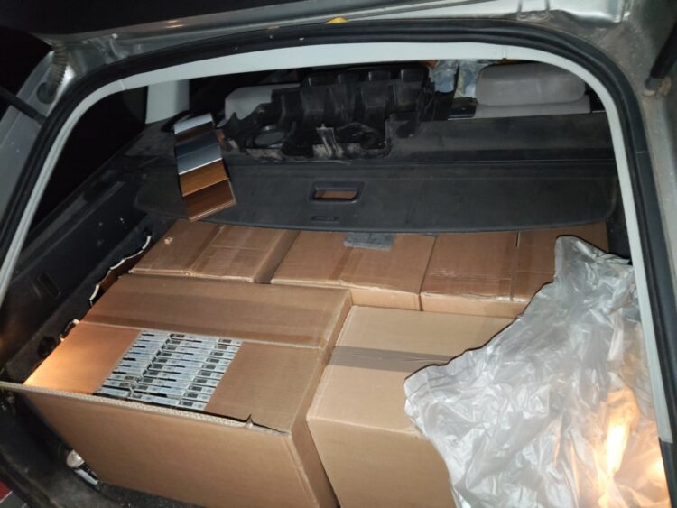 2500 кутии с незаконни цигари намериха в багажник на кола