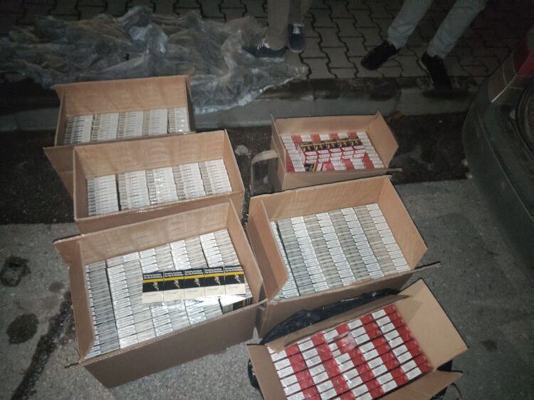 2500 кутии с незаконни цигари намериха в багажник на кола