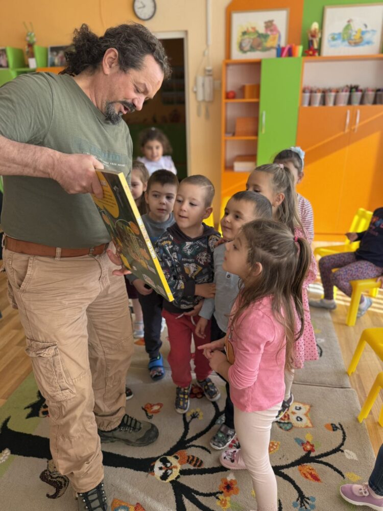 Малчугани от Севлиево се запознаха с растенията в час по горска педагогика