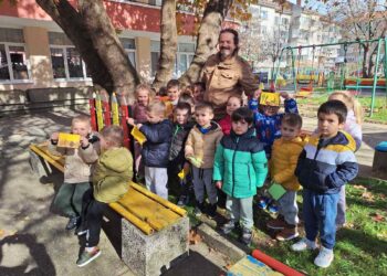 Малчугани от Севлиево се запознаха с растенията в час по горска педагогика