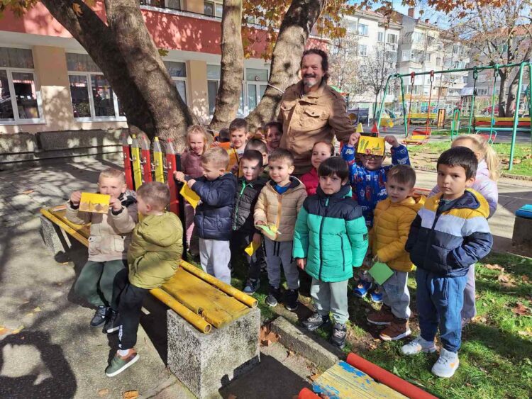 Малчугани от Севлиево се запознаха с растенията в час по горска педагогика