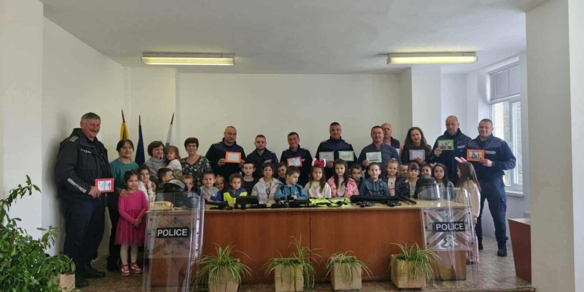 Деца гостуваха на полицаи
