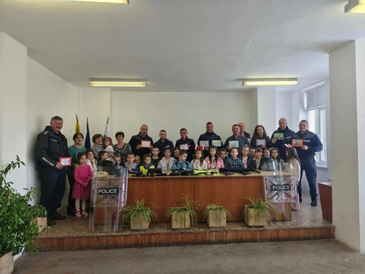 Деца гостуваха на полицаи
