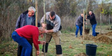 Общината и ДКЦ-1 продължават каузата за озеленяването на Севлиево