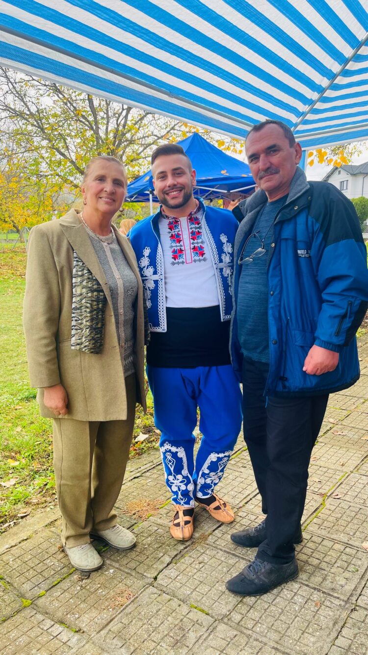 Кметица нагости народен певец с домашен кекс и сладко