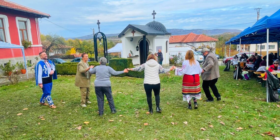 Кметица нагости народен певец с домашен кекс и сладко