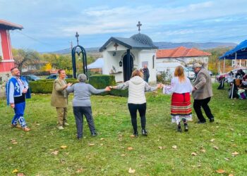 Кметица нагости народен певец с домашен кекс и сладко