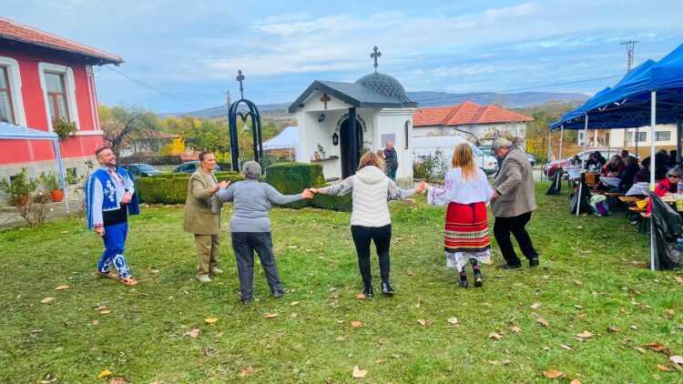 Кметица нагости народен певец с домашен кекс и сладко