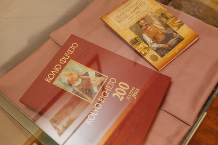 Изложба, посветена на гения Кольо Фичето откриха в Севлиево