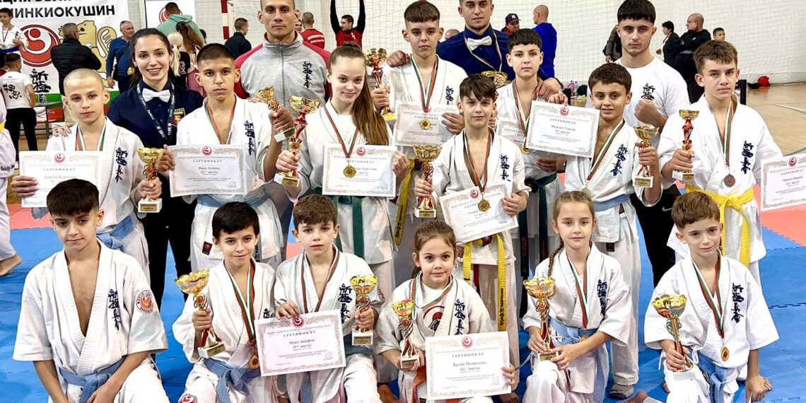 С 13 медала каратеките закриха годината